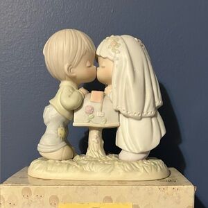 Precious Moments - Sealed With a Kiss - 1992 in box